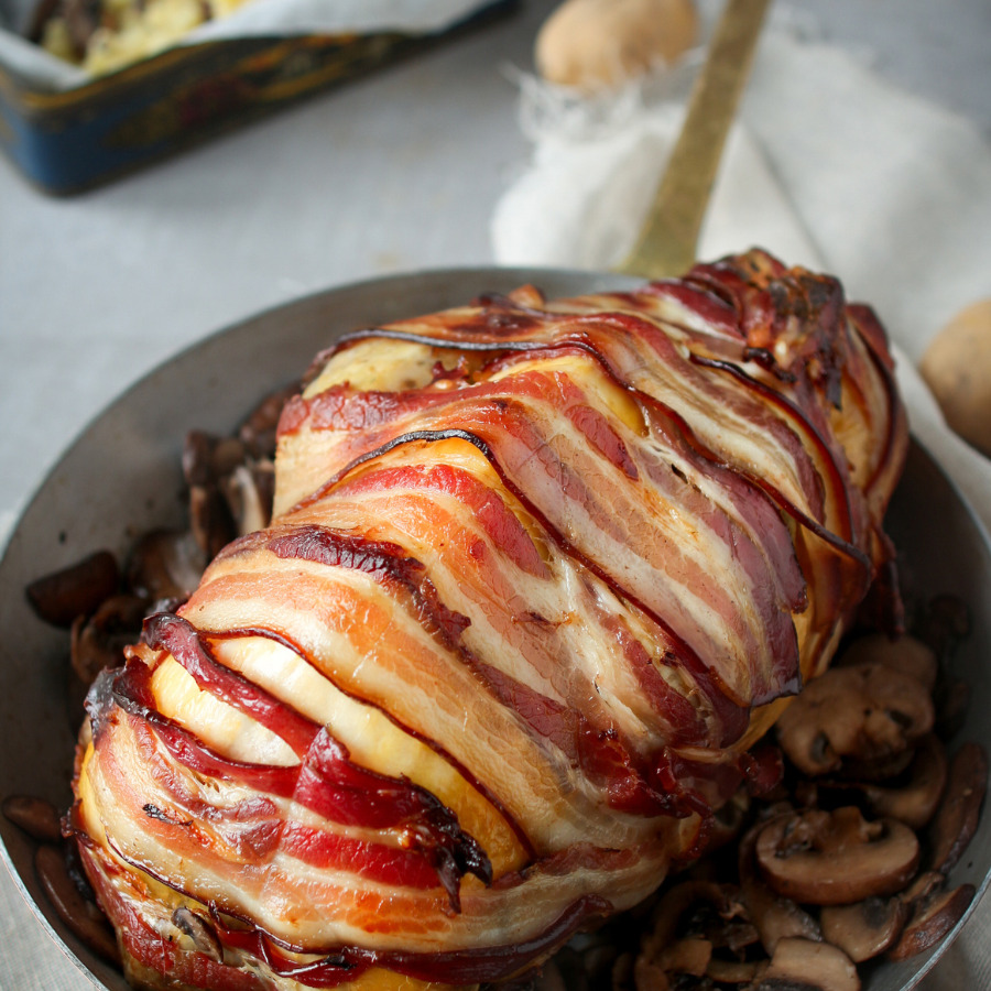 Pintade de Janzé rôtie au lard fumé