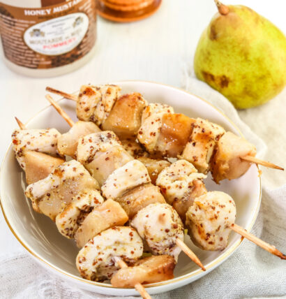 Brochettes de poulet de Janzé aux poires, sauce moutarde et miel