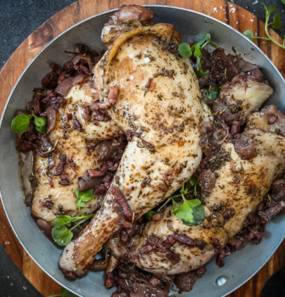 Cuisses de poulet de Janzé en sauce Beaujolais