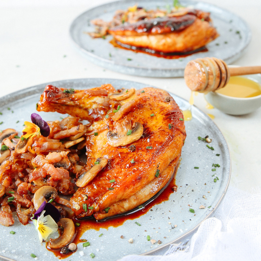 Suprêmes de poulet de Janzé aux champignons, lardons et miel